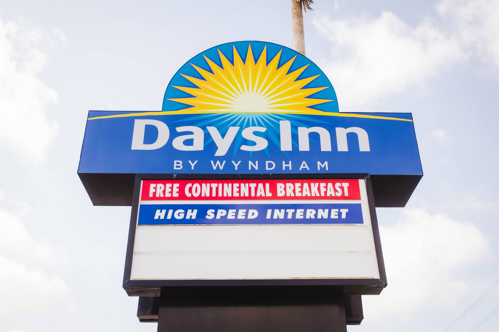Days Inn Rosenberg Hotel Signage - Warm Welcome Awaits
